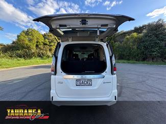 2018 Nissan Serena - Thumbnail