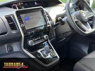 2018 Nissan Serena - Thumbnail