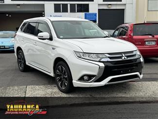 2016 Mitsubishi Outlander - Thumbnail