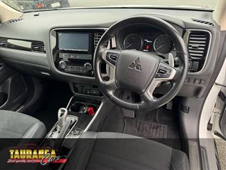 2016 Mitsubishi Outlander - Thumbnail