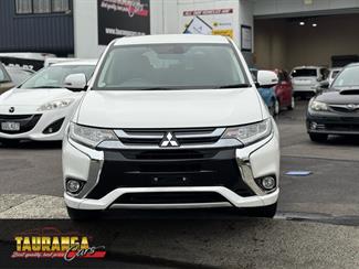 2016 Mitsubishi Outlander - Thumbnail