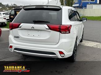 2016 Mitsubishi Outlander - Thumbnail