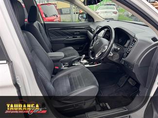 2016 Mitsubishi Outlander - Thumbnail