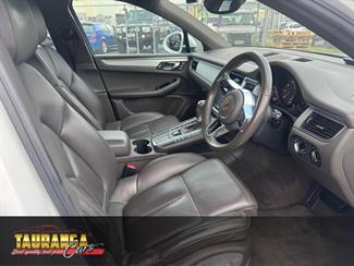 2016 Porsche MACAN - Thumbnail