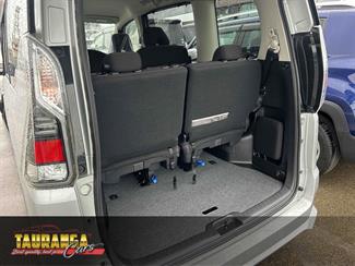 2018 Nissan Serena - Thumbnail